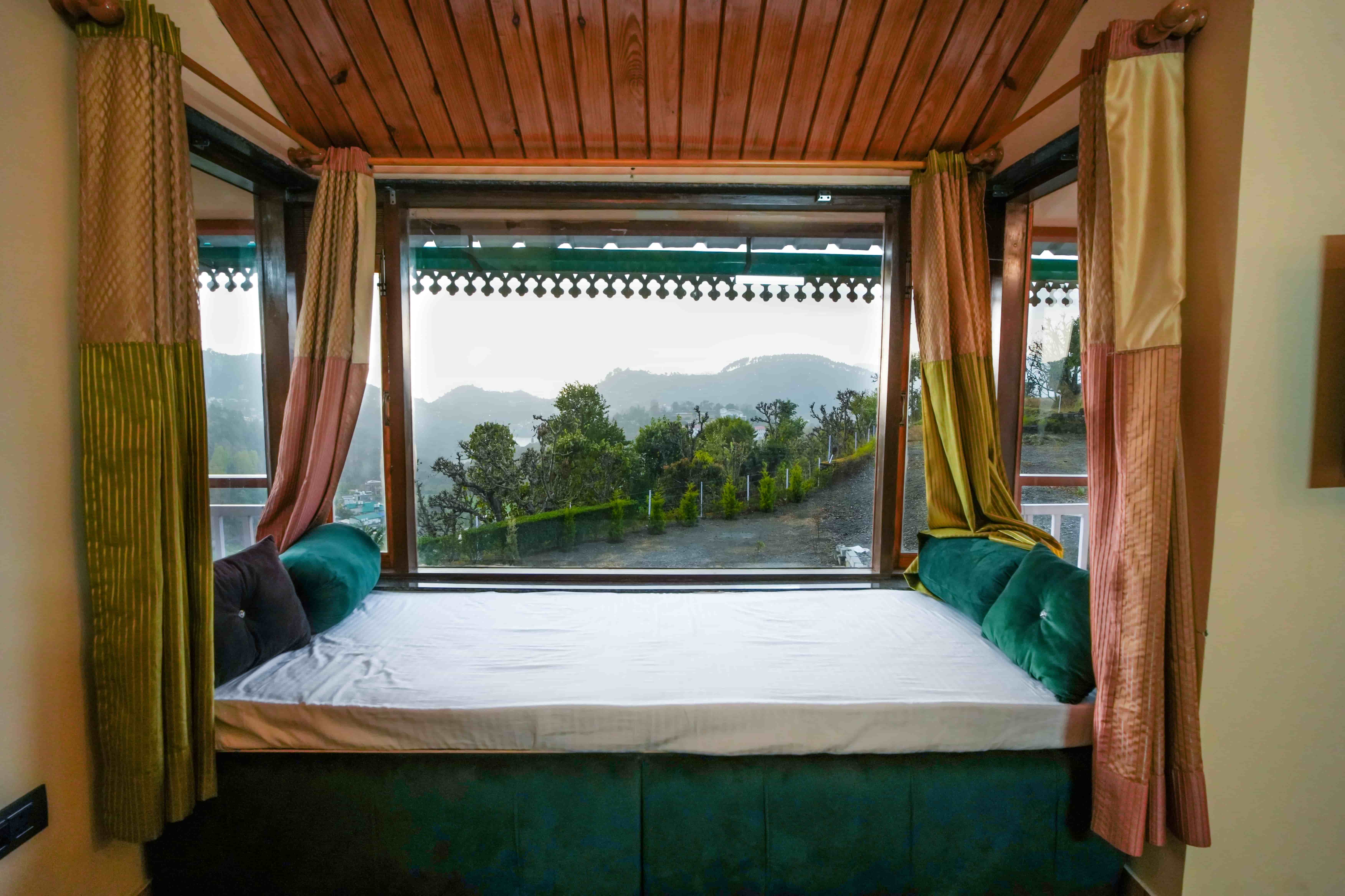 Cozy home stay in Naukuchiatal with lake view